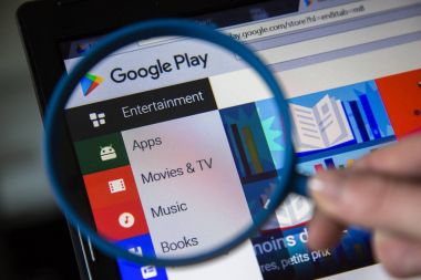 Paris, Fransa - 19 Ekim 2017: ana sayfasında Google oyun apps 