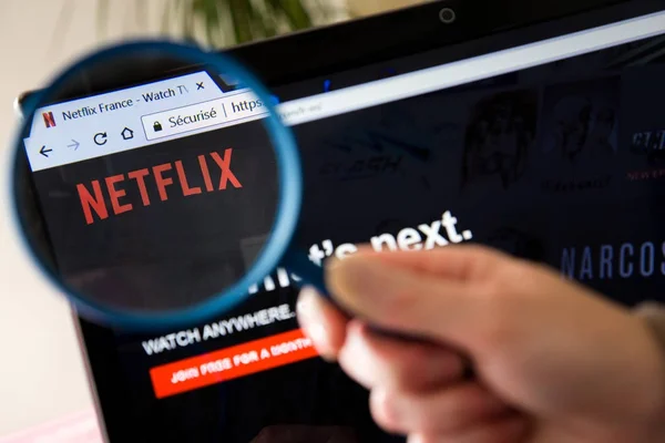 París, Francia - 19 de octubre de 2017: página principal de Netflix Website m — Foto de Stock