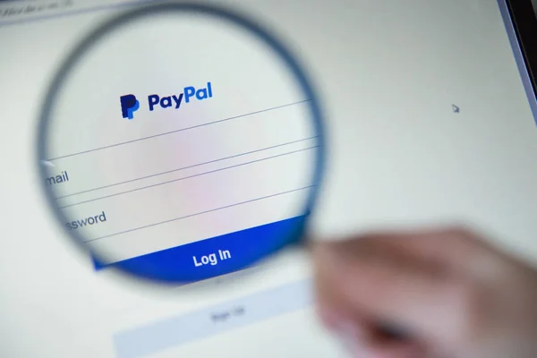 París, Francia - 19 de octubre de 2017: Primer plano en la página web Paypal Sig — Foto de Stock