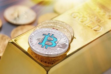 Cryptocurrency fiziksel bitcoin altın bar ve kuvvetli güneş ışığı etkisi ile kavramı