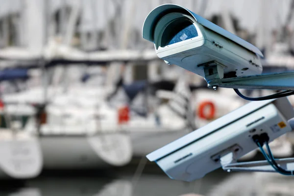 Zabezpieczeń Cctv kamery lub nadzoru systemu z Marina na tle rozmazany — Zdjęcie stockowe