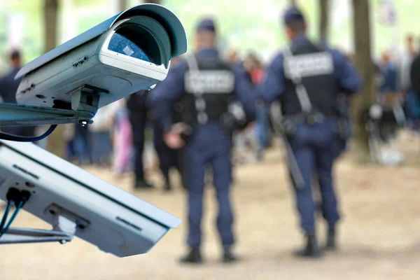 Zabezpieczeń Cctv kamery lub nadzoru systemu z wojskowymi na tle rozmazany — Zdjęcie stockowe