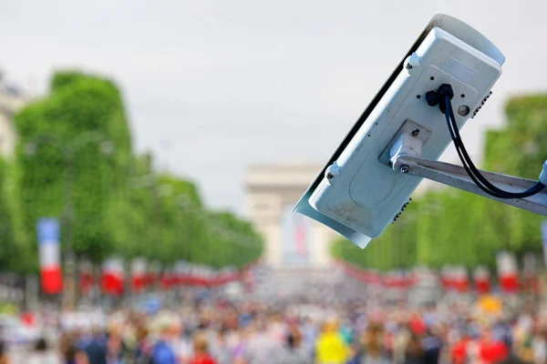 Zabezpieczeń Cctv kamery lub nadzoru systemu na ulicy z tłumu na tle rozmazany — Zdjęcie stockowe
