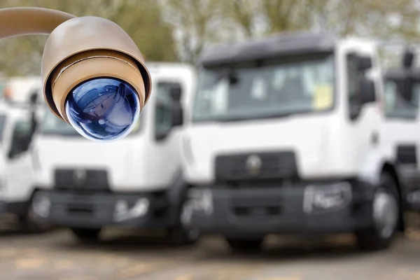 Câmera CCTV ou sistema de vigilância para monitoramento de revendedores de caminhões — Fotografia de Stock
