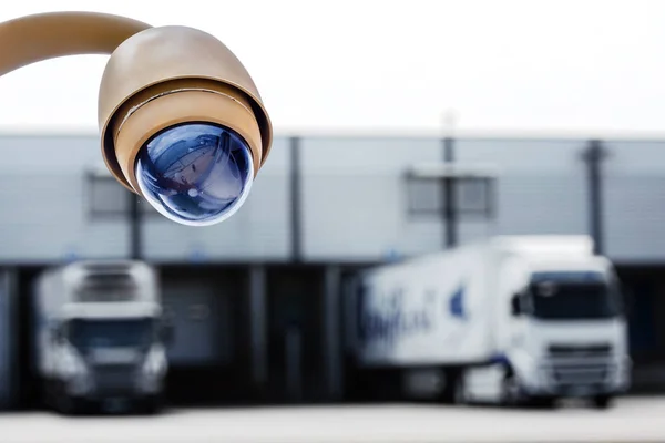 Kamera CCTV atau sistem pengawasan untuk perlindungan gudang — Stok Foto