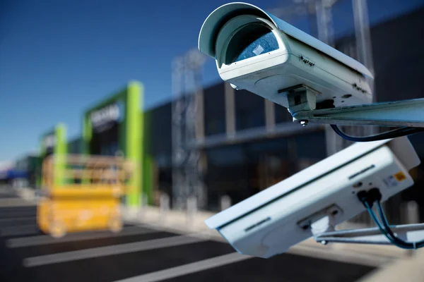 Cámara de seguridad CCTV o sistema de vigilancia con obras de construcción sobre fondo borroso —  Fotos de Stock