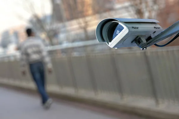 Bezpečnostní Cctv kamery nebo sledování systému s mužem na rozmazané pozadí — Stock fotografie
