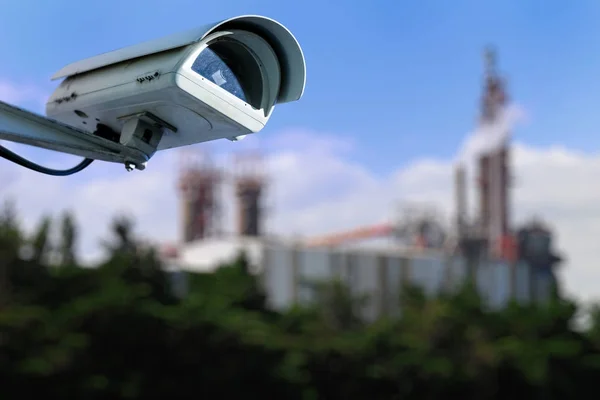 Primer plano de la cámara de seguridad CCTV o del sistema de vigilancia para la protección del emplazamiento industrial — Foto de Stock