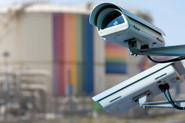 Câmera de CCTV ou sistema de vigilância para proteção sensível de instalações industriais — Fotografia de Stock