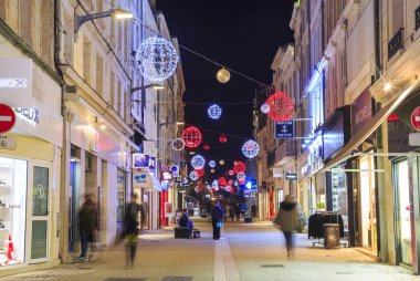 Niort, Fransa - 05 Aralık 2017: yaya yolu olan çok sayıda Noel dekorasyonu ve dükkanlar her tarafında tarafından aydınlatılmış