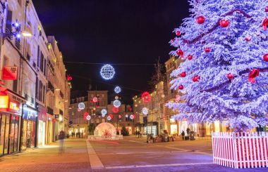 Niort, Fransa - 05 Aralık 2017: niort şehir merkezi içinde çok sayıda Noel dekorasyonu tarafından aydınlatılmış yayalara
