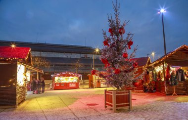 Niort, Fransa - 05 Aralık 2017: Usta'nın evler ile şehrin ana Meydanı Noel Aydınlatmaları niort