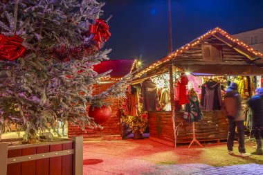 Niort, Fransa - 05 Aralık 2017:Close-yukarıya-in Noel Pazar chalets arka planda bir karlı ağaç üzerinde asılı bir Noel top