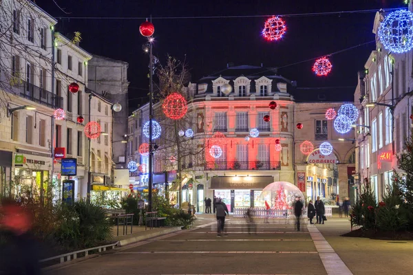 Niort, Francja - 05 grudnia 2017: deptak oświetlone przez licznych świątecznych dekoracji w centrum miasta w niort — Zdjęcie stockowe