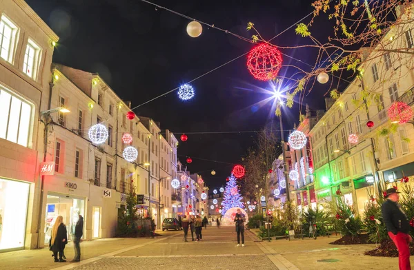 Niort, Francja - 05 grudnia 2017: deptak oświetlone przez licznych świątecznych dekoracji w centrum miasta w niort — Zdjęcie stockowe