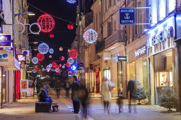 Niort, Francja - 05 grudnia 2017: deptak oświetlone przez licznych świątecznych dekoracji i sklepy z każdej strony — Zdjęcie stockowe