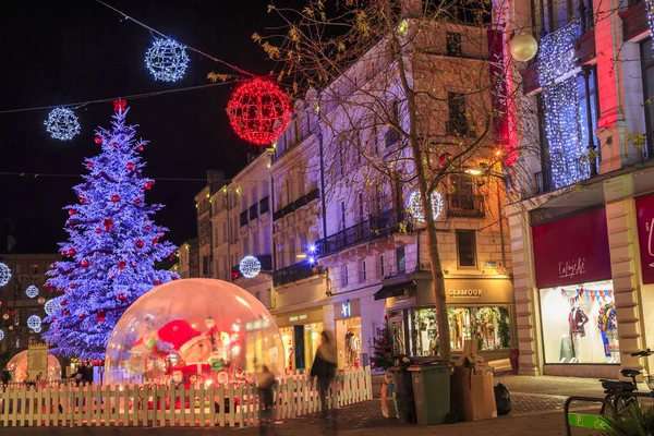 Niort, Francja - 05 grudnia 2017: deptak oświetlone przez licznych świątecznych dekoracji w centrum miasta w niort — Zdjęcie stockowe