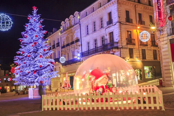 Niort, Francia - 05 dicembre 2017: strada pedonale illuminata da decorazioni natalizie con una grande palla di vetro in primo piano contenente automi — Foto Stock