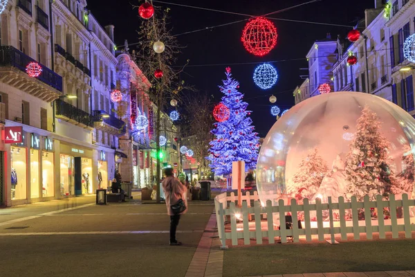 Niort, Francia - 05 dicembre 2017: strada pedonale illuminata dalla decorazione natalizia con una grande palla di vetro in primo piano — Foto Stock