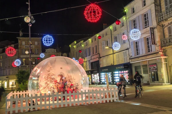 Niort, Francja - 05 grudnia 2017: deptak oświetlone przez cacko z wielkim szklanym piłkę na pierwszym planie — Zdjęcie stockowe