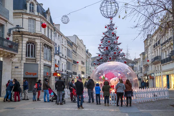 Niort, Francja - 03 grudnia, 2017:people zebrane w pobliżu duże szkła piłkę w ulicy podświetlana dekoracji — Zdjęcie stockowe