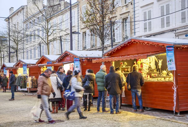 Niort, Frankrijk - 03 December 2017: Kerstmarkt in de nacht tijdens de feestelijke periode leveranciers verkopen van tijdelijke houten chalets in het centrum van Niort stad. — Stockfoto