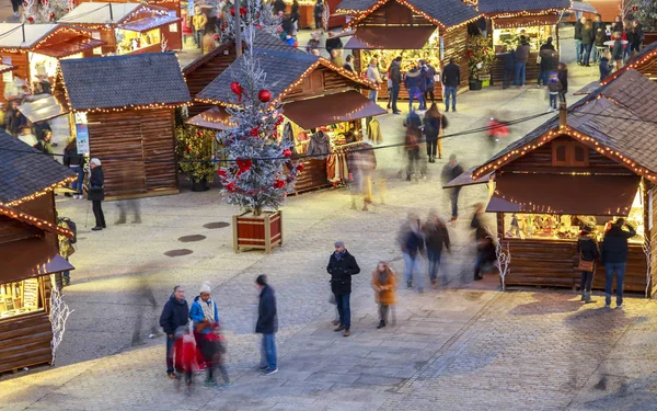 Niort, Francia - 03 dicembre 2017: Veduta panoramica del mercato di Natale di notte durante il periodo festivo venditori vendono da chalet di legno temporanei nel centro della città di Niort . — Foto Stock