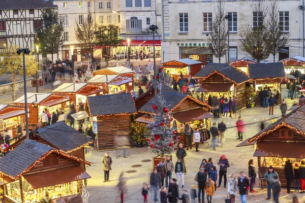 Niort, Francja - 03 grudnia 2017: Panoramiczny widok na Jarmark bożonarodzeniowy w nocy podczas świątecznego okresu dostawców sprzedać z tymczasowe drewniane domki w centrum miejscowości Niort. — Zdjęcie stockowe