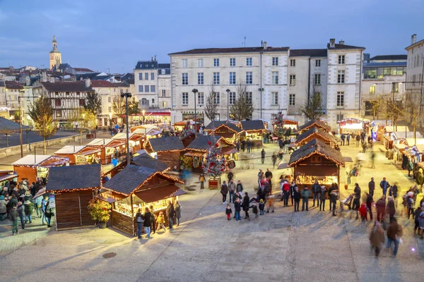 Niort, Francja - 03 grudnia 2017: Panoramiczny widok na Jarmark bożonarodzeniowy w nocy podczas świątecznego okresu dostawców sprzedać z tymczasowe drewniane domki w centrum miejscowości Niort. — Zdjęcie stockowe