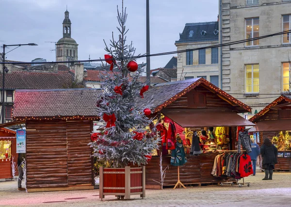 Niort, Francia - 05 dicembre 2017: cottage artigianali con illuminazione di Natale sulla piazza principale del centro di Niort — Foto Stock