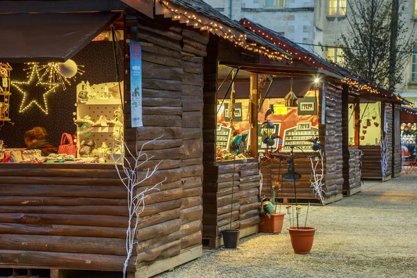 Niort, Francia - 05 dicembre 2017: cottage artigianali con illuminazione di Natale sulla piazza principale del centro di Niort — Foto Stock