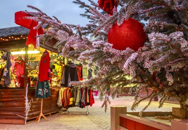 Niort, Fransa - 05 Aralık 2017:Close-yukarıya-in Noel Pazar chalets arka planda bir karlı ağaç üzerinde asılı bir Noel top