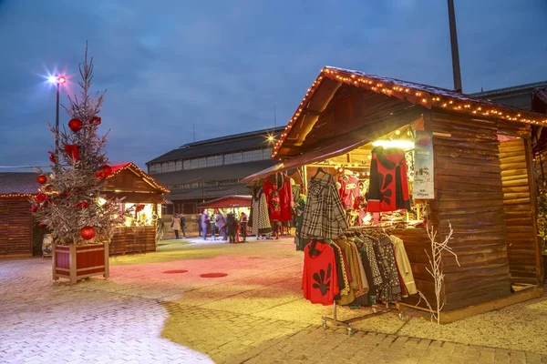 Niort, Francja - 05 grudnia 2017: Domki rzemieślnika z Iluminacje Bożego Narodzenia wokół na główny plac w centrum niort — Zdjęcie stockowe