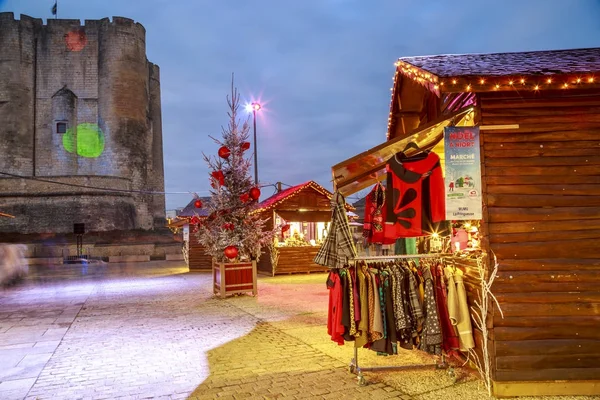 Niort, Francja - 05 grudnia 2017: Domki rzemieślnika z Iluminacje Bożego Narodzenia i projekcji światła na ścianie lochu w tle — Zdjęcie stockowe