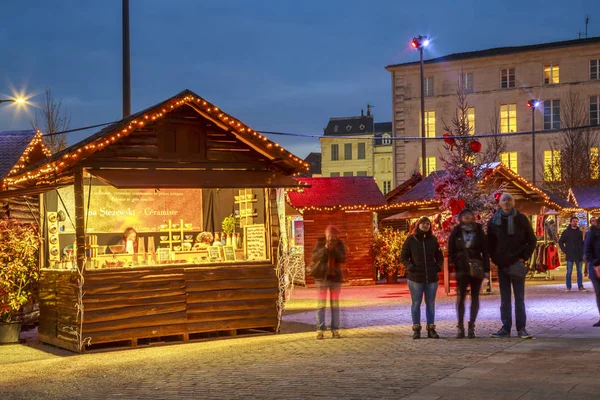 Niort, Francja - 05 grudnia 2017: Domki rzemieślnika z iluminacje świąteczne i ludzi wokół na główny plac w centrum niort — Zdjęcie stockowe