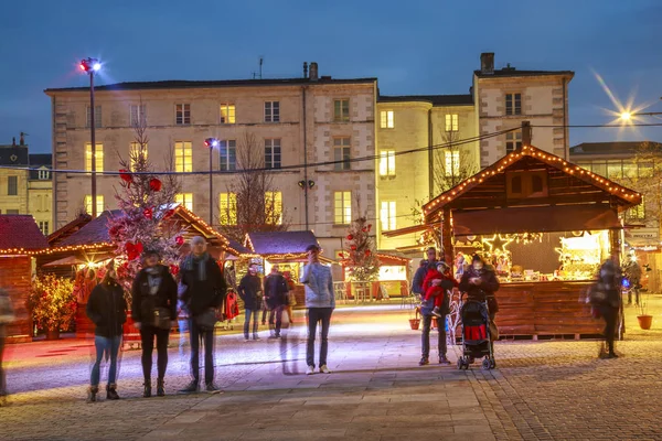 Niort, Francia - 05 dicembre 2017: cottage artigianali con illuminazione di Natale e persone intorno sulla piazza principale del centro di Niort — Foto Stock