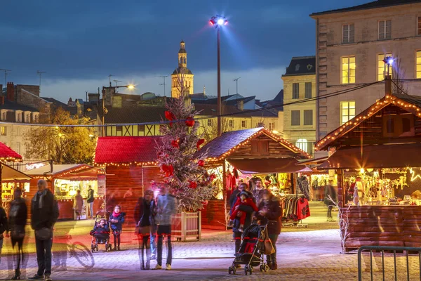 Niort, Francja - 05 grudnia 2017: Domki rzemieślnika z iluminacje świąteczne i ludzi wokół na główny plac w centrum niort — Zdjęcie stockowe