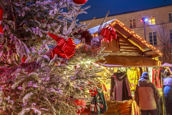 Niort, Francja - 05 grudnia, 2017:Close-up Boże Narodzenie ball wiszące na ośnieżone drzewa Boże Narodzenie rynku domki w tle — Zdjęcie stockowe