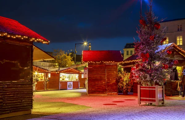 Niort, Francia - 05 dicembre 2017: cottage artigianali con illuminazione di Natale e persone intorno sulla piazza principale del centro di Niort — Foto Stock