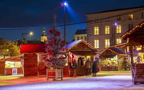 Niort, Francia - 05 dicembre 2017: cottage artigianali con illuminazione di Natale e persone intorno sulla piazza principale del centro di Niort — Foto Stock