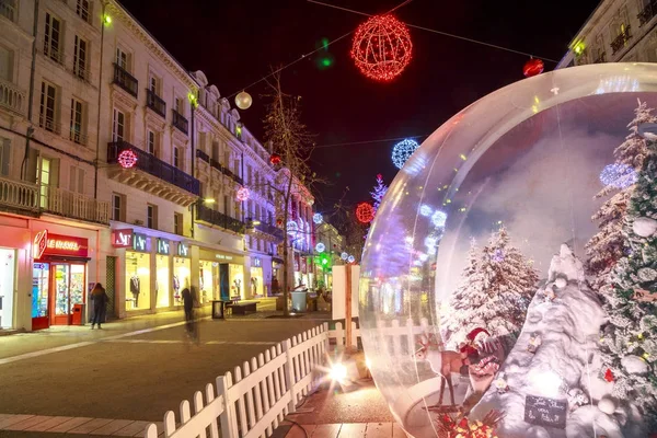 Niort, Francia - 05 dicembre 2017: strada pedonale illuminata dalla decorazione natalizia con una grande palla di vetro in primo piano — Foto Stock