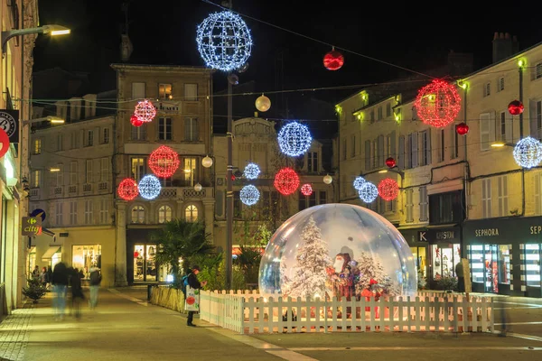 Niort, Francia - 05 dicembre 2017: strada pedonale illuminata da numerose decorazioni natalizie nel centro di Niort — Foto Stock