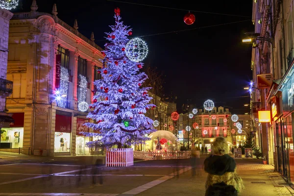 Niort, Francia - 05 dicembre 2017: strada pedonale illuminata da numerose decorazioni natalizie nel centro di Niort — Foto Stock