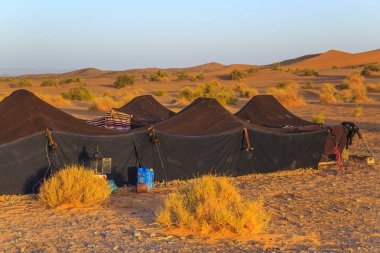 Merzouga, Fas - 25 Şubat 2016: Fas Sahara çöl kampı ile arka planda Sahra Çölü