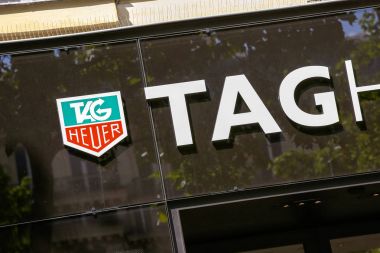 Paris, Fransa - 14 Temmuz 2014: Tag Heuer mağazası Champs Elysees.