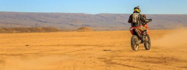 AIT Saoun, Fas - 22 Şubat 2016: Kask binicilik bisiklet AIT Saoun çöl Fas erkekte nadir görünümünü.