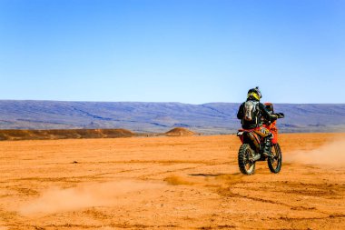 AIT Saoun, Fas - 22 Şubat 2016: Kask binicilik bisiklet AIT Saoun çöl Fas erkekte nadir görünümünü.