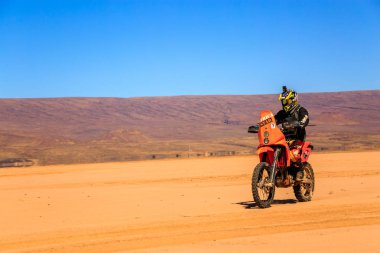 AIT Saoun, Fas - 22 Şubat 2016: Kask binicilik bisiklet AIT Saoun çöl Fas tanımlanamayan erkekte.