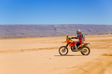 AIT Saoun, Fas - 22 Şubat 2016: kask binicilik bisiklet AIT Saoun çöl Fas erkekte yan görünüm.