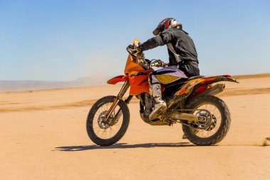 AIT Saoun, Fas - 22 Şubat 2016: kask binicilik bisiklet AIT Saoun çöl Fas erkekte yan görünüm.